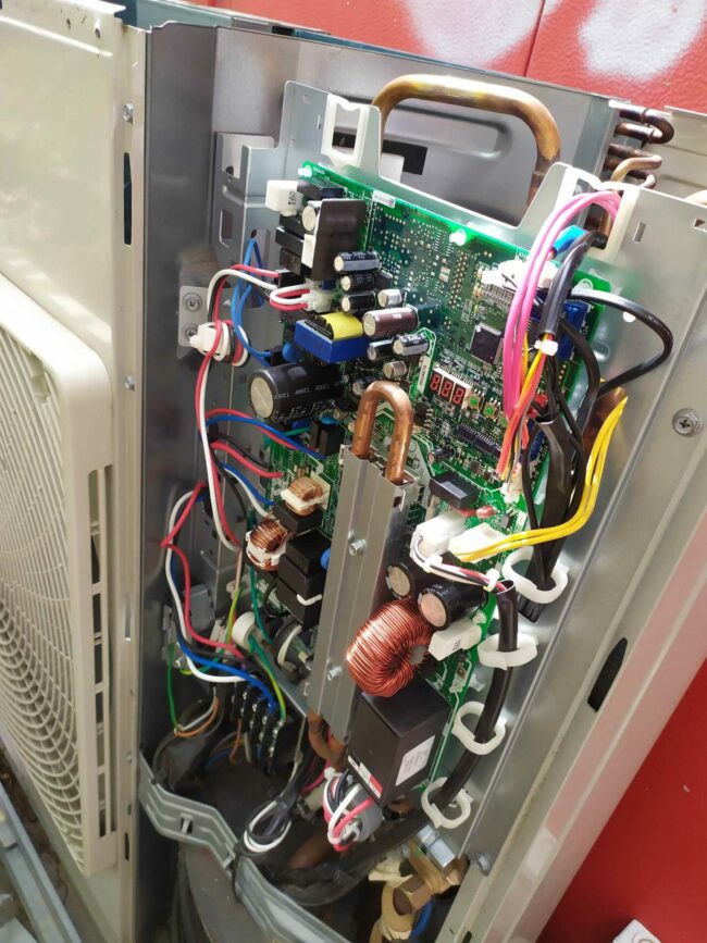 Remplacement d’une carte électronique d’une unité de climatisation - site Bouygues à Montpellier Seranne